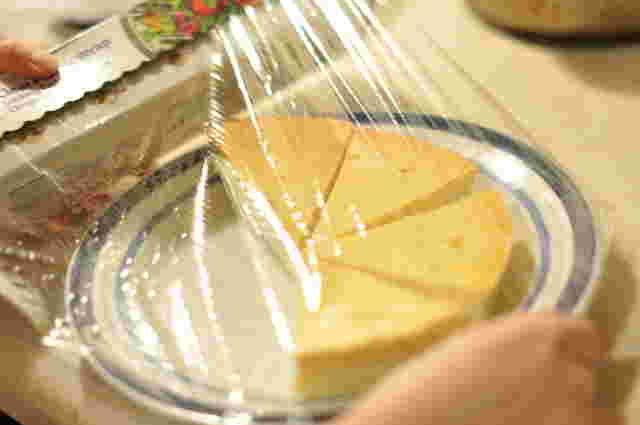 ケーキをラップで包む写真