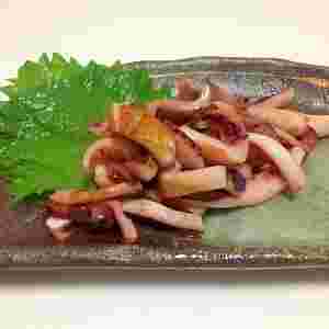 皿に大葉と焼きイカが盛られて美味しそう