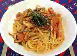 イカやベーコンなどがのっているパスタが美味しそう