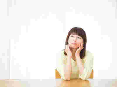考え事をしている女性