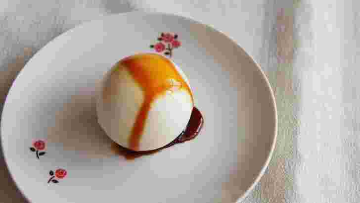 Bocca 牧家の白いプリンがお皿にのってカラメルソースが絡んでいる
