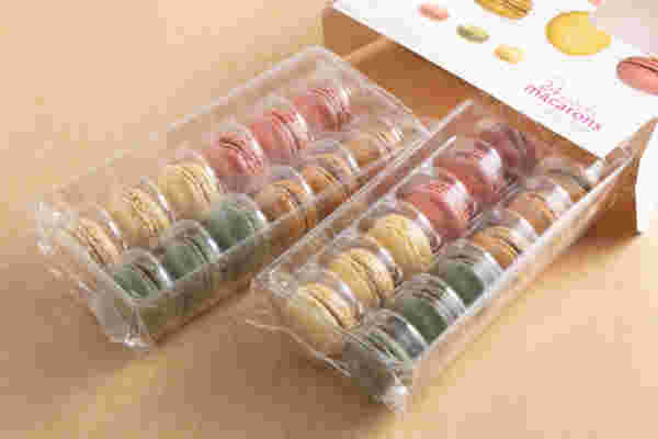 24Macarons マカロンアソートメントが箱から出ている