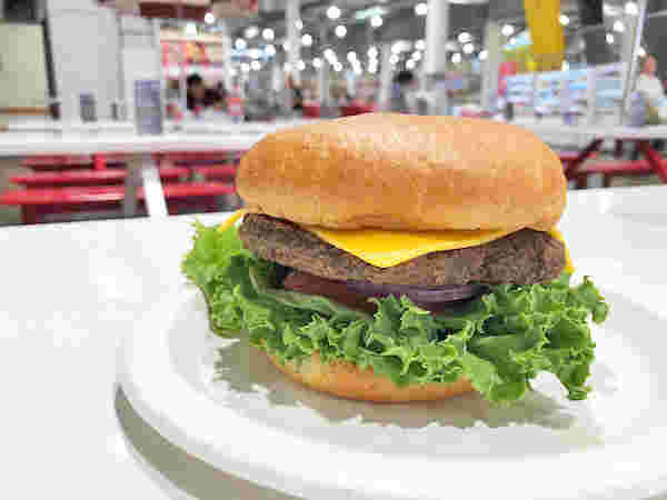 1/3クオーターパウンドチーズバーガーがお皿に乗っている