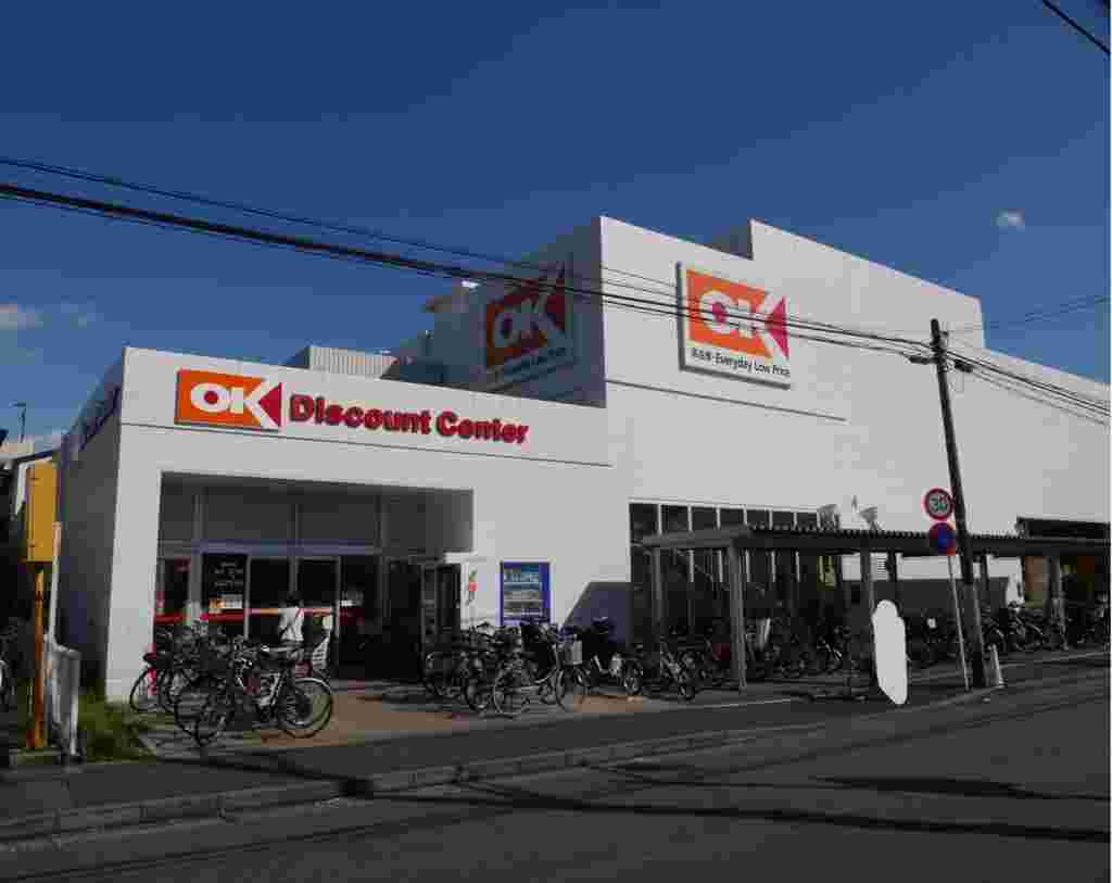オーケーストアの店舗前