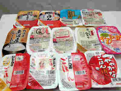 多様なパックご飯が並ぶ様子
