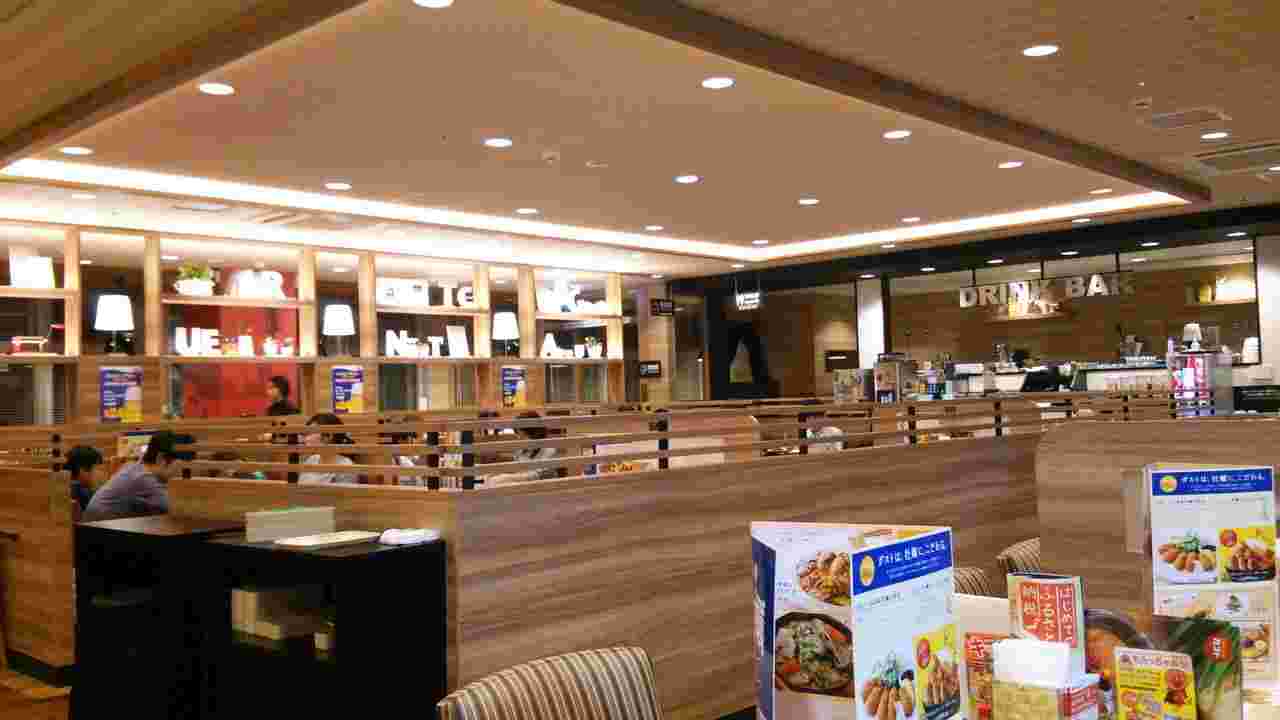 ガストの落ち着いた雰囲気の店内