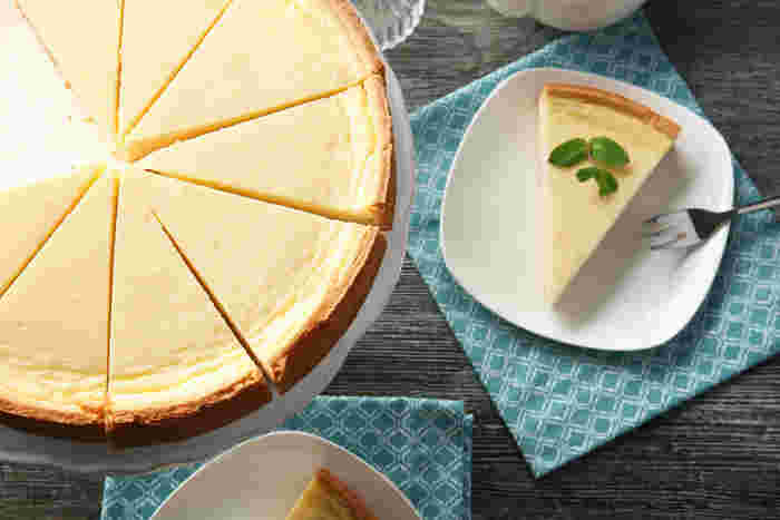 コストコのチーズケーキを切り分けて食べようとしている様子