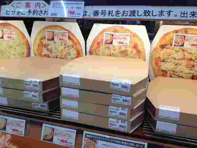 箱で並ぶオーケーストアのピザ