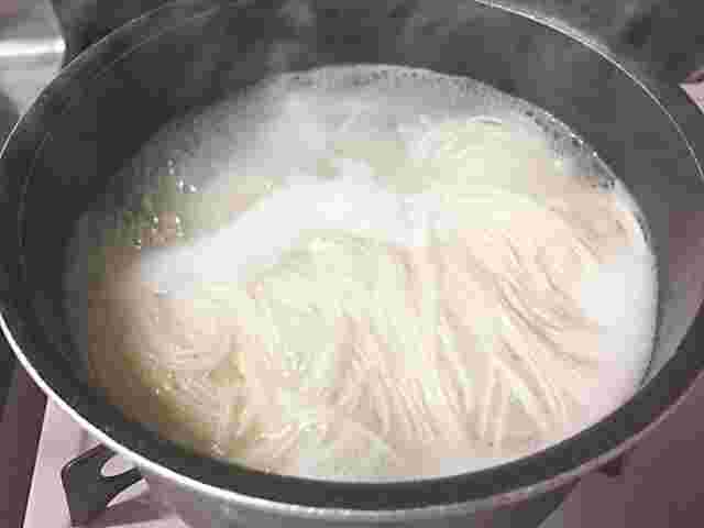 そうめんを茹でる