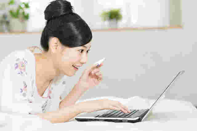 ネット通販で注文する女性