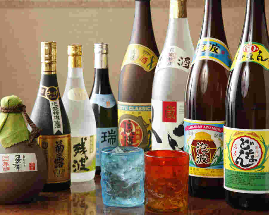 いろいろな種類の泡盛の瓶が並んでいる様子