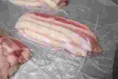 肉をプレスンシールで包む