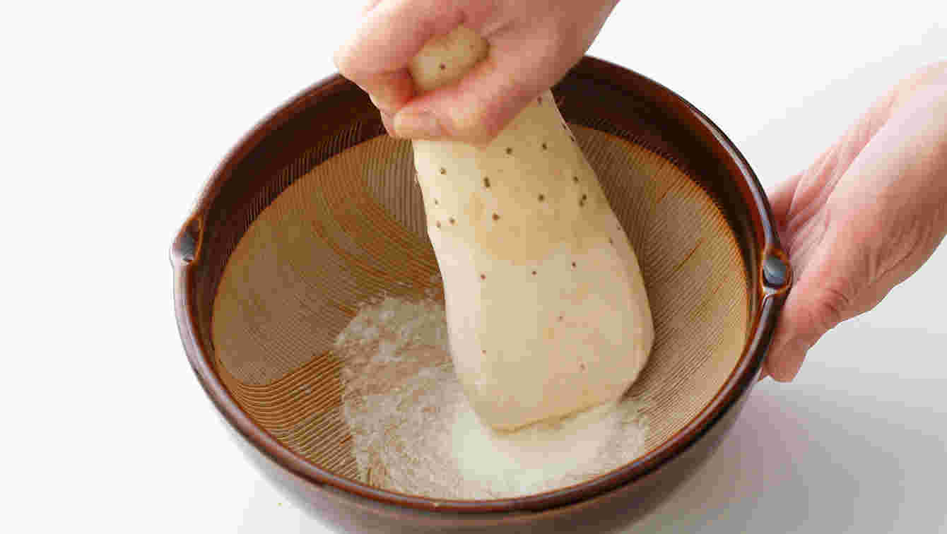 山芋をすりおろしてるところ