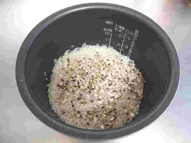 白米の代わりに雑穀米を炊飯器ジャーに入れた様子
