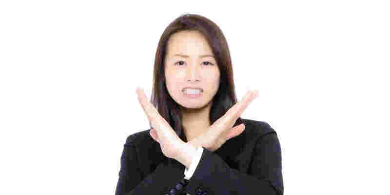 ダメをしている女性