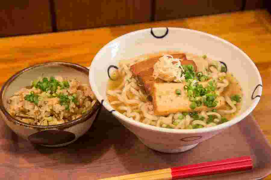 金月そば 国際通りむつみ食堂店の麻婆ゆし豆腐そば