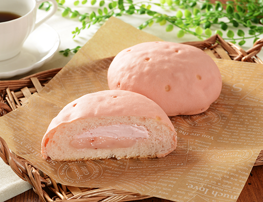 ローソンの「いちごづくしのしっとりメロンパン あまおういちごクリーム＆ホイップ」