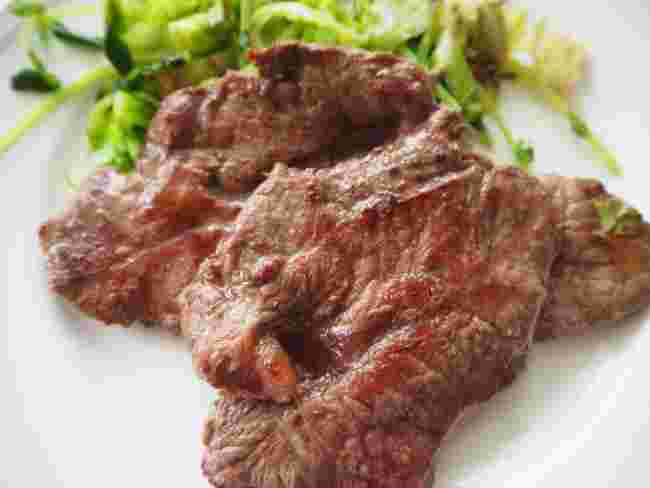 焼いた柔らかい肉