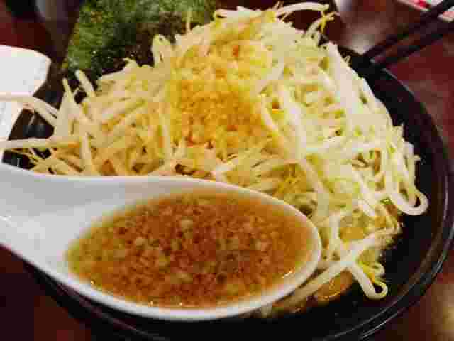 ラーメンのスープに背脂が浮いている