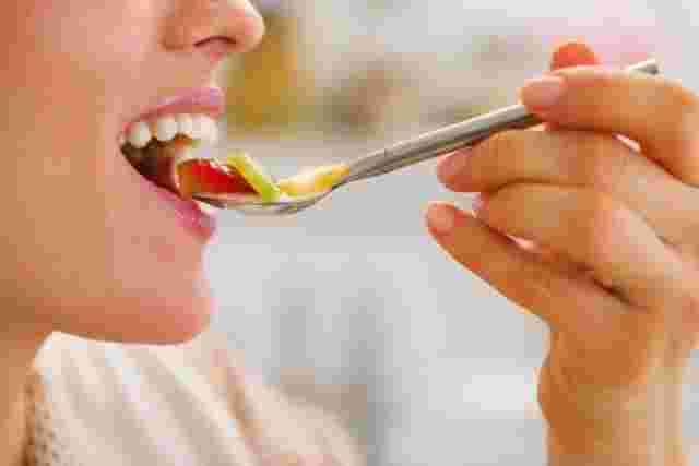 食事で栄養を摂る女性