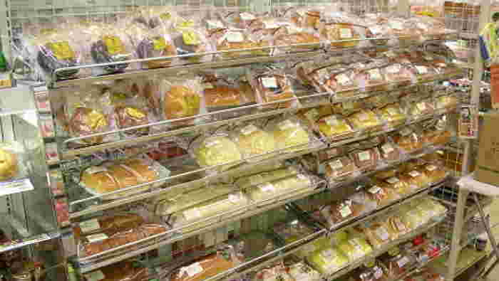 コンビニでたくさんのパンが陳列されている様子