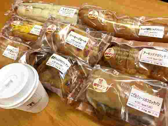 色々な種類のコンビニパンとコーヒー