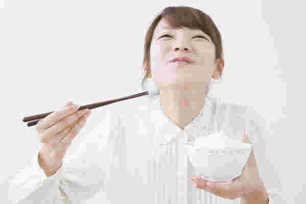 ご飯が美味しくてニッコリ女性