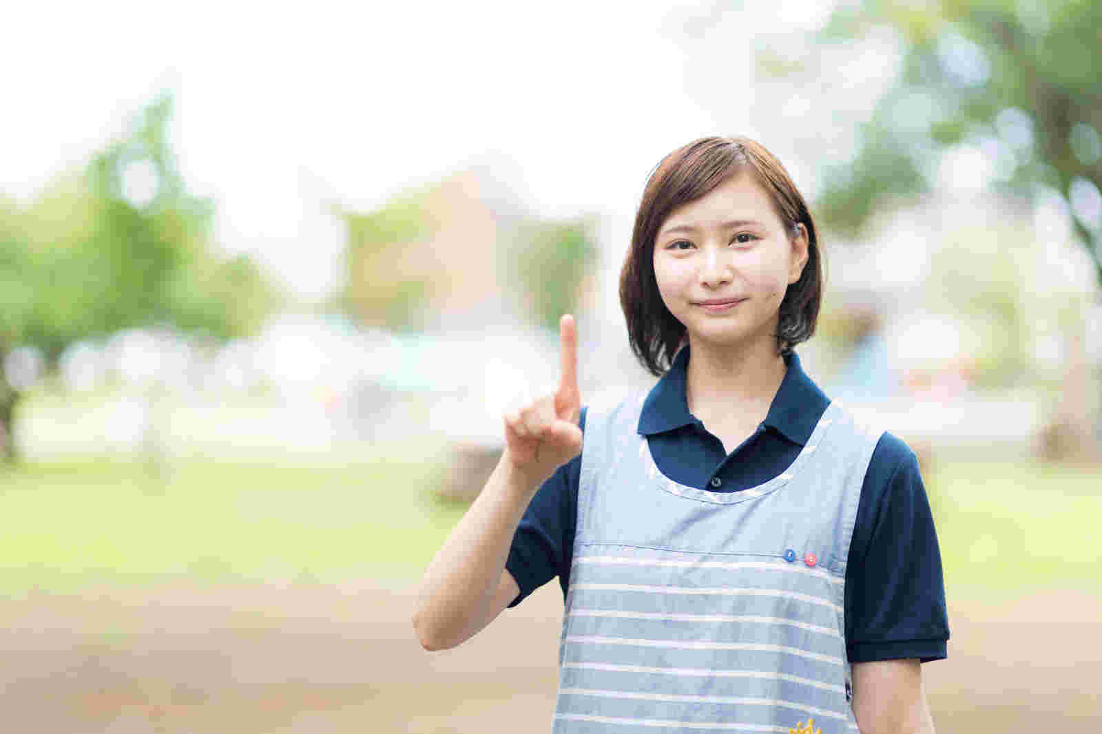 一本指を立てている女性の写真