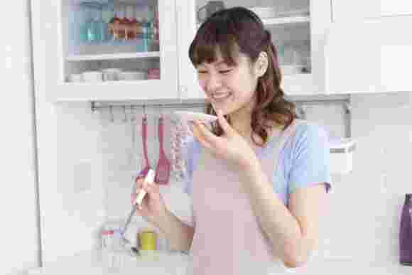 塩麹で味見する女性