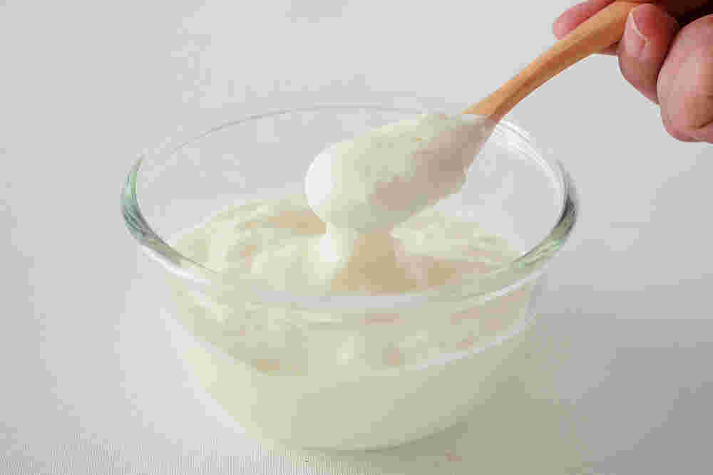 ヨーグルトをスプーンですくっている様子