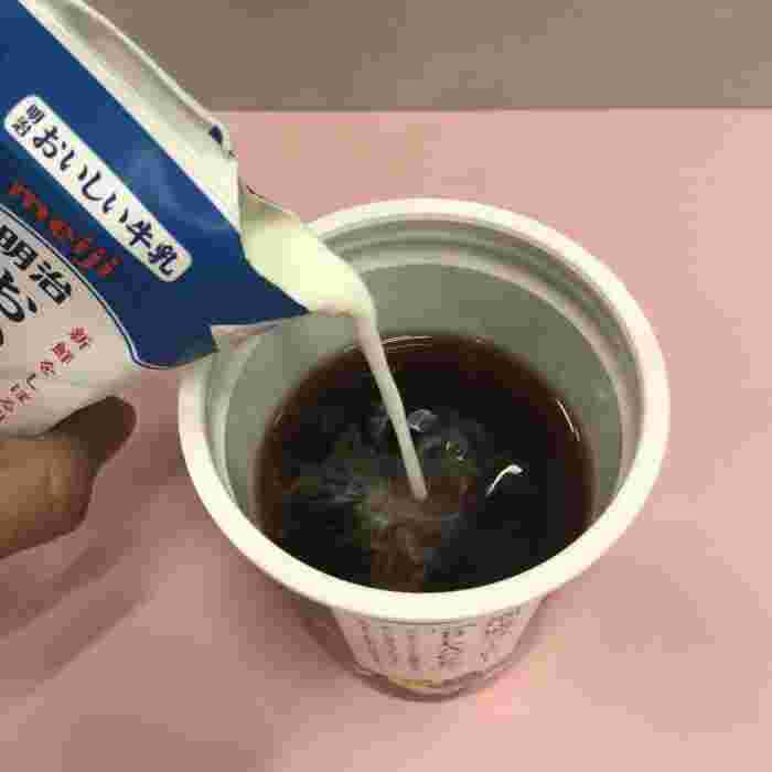 牛乳を入れた泡盛コーヒー