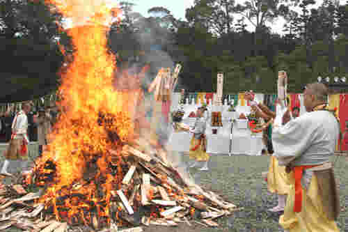 神社でお焚き上げをしている様子