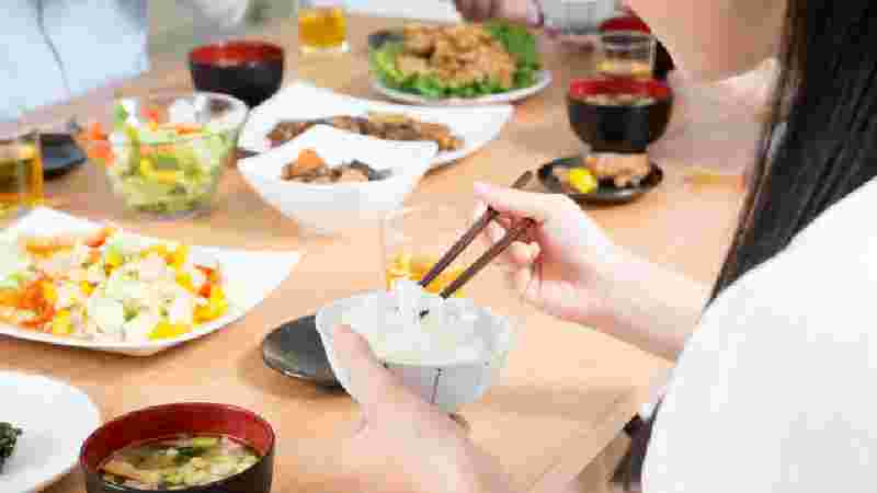 食事をよく噛んで食べている女性