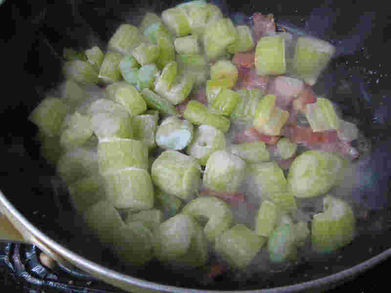 冷凍の状態で鍋に冷凍野菜が入っている
