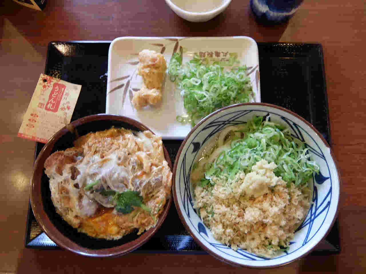 カツ丼とかけうどんのセットで780円のメニュー