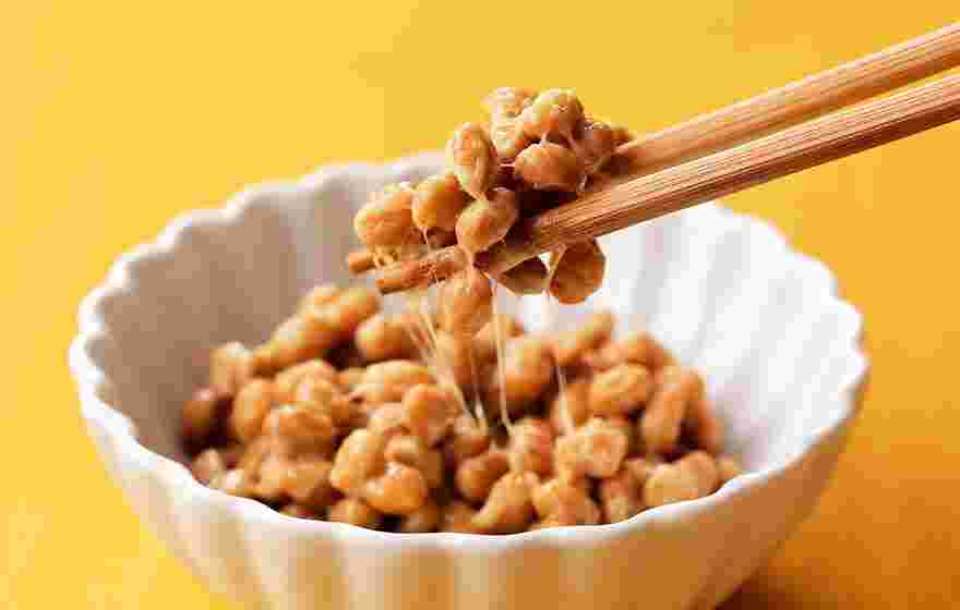 糸を引いている納豆を食べようとしているところ
