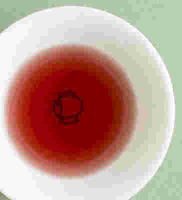 白い皿に入れた赤酢