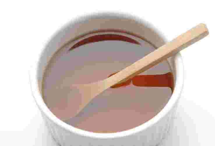白いココット容器に入った黒酢