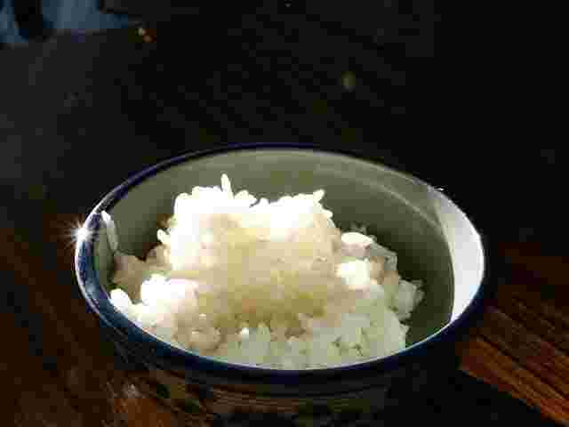 白米がお茶碗に入っている