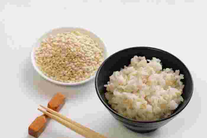 押し麦とむぎご飯とお箸