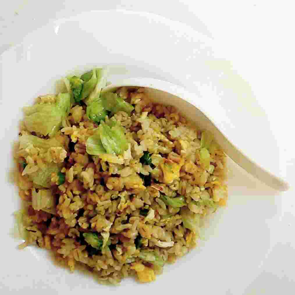 麦ごはん炒飯がお皿に乗っている