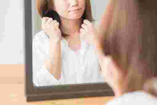 自身のお手入れをしている女性