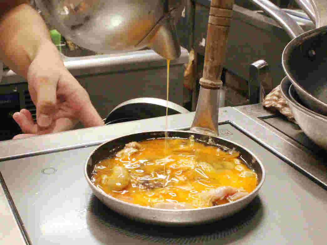 丸亀製麺で親子丼を目の前で作っている様子