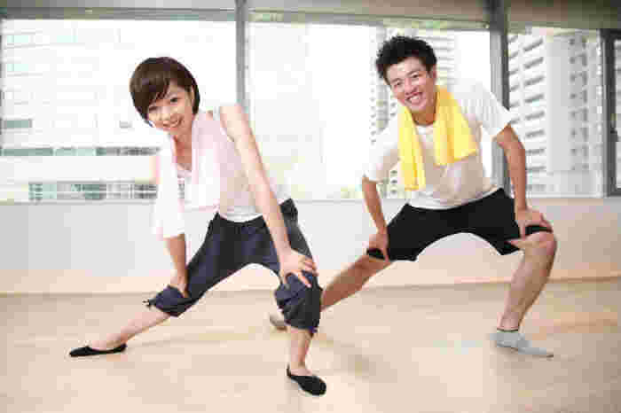 新陳代謝を上げる運動をする若い男女