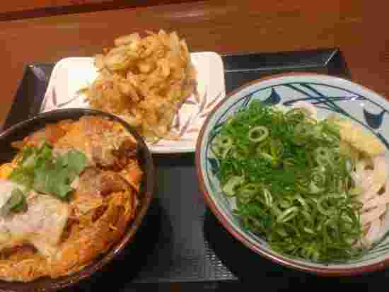 丸亀製麺のカツ丼とぶっかけうどん、かき揚げのセット