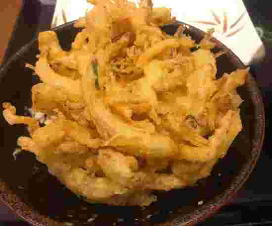 カツ丼だった丼にかき揚げをのせて、かき揚げ丼になったところ