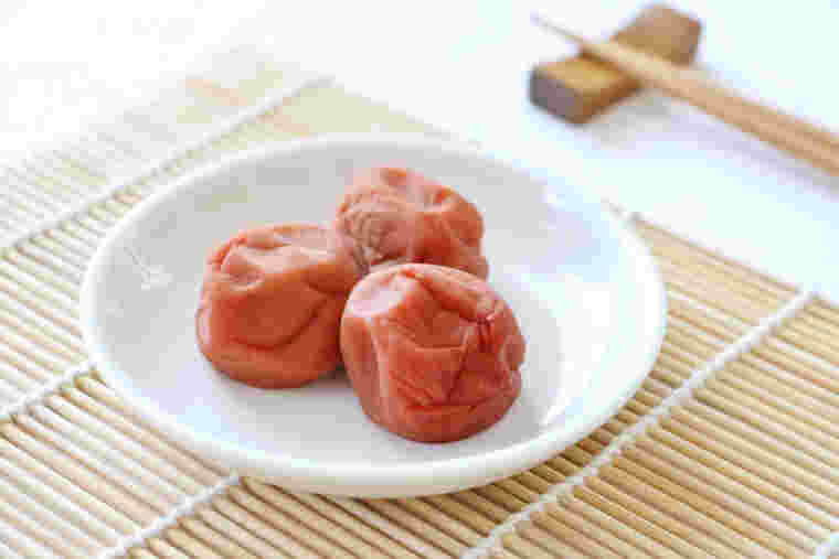 梅干し3粒が小皿に盛られた画像