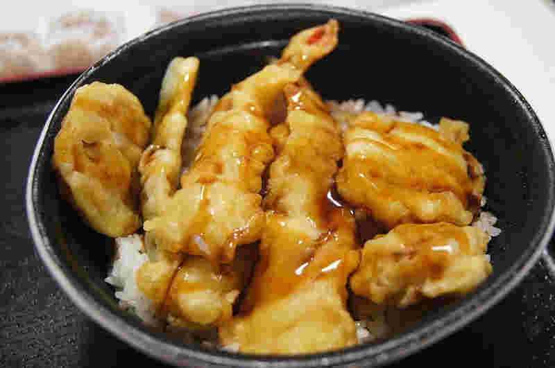 たれが魅力のほっともっとの海鮮天丼