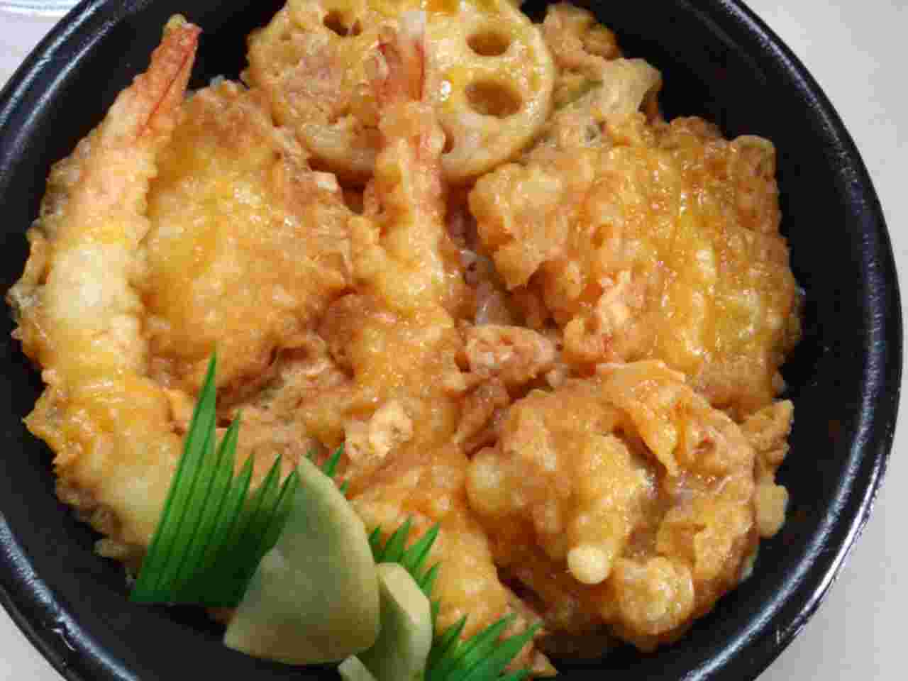美味しそうな豊富な具材のほっともっとの海鮮天丼