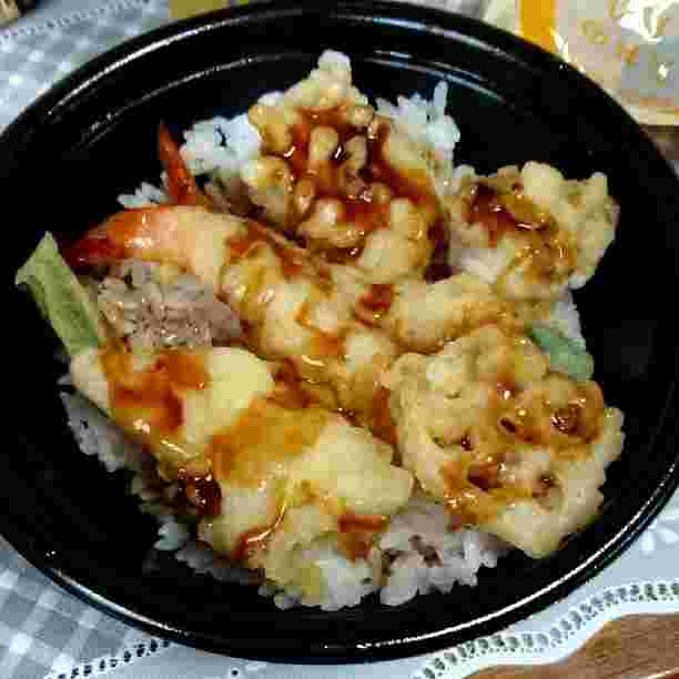 できたてのほっともっとの海鮮天丼